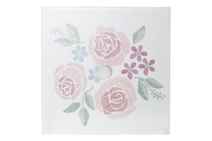 Designat smyckeskrin av Hannele Kiviniemi med rosmotiv 15 x 15 x 7 cm